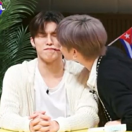 hooniestyles's tweet photo. the difference 😭😭😭 https://t.co/XYU4aKszhN