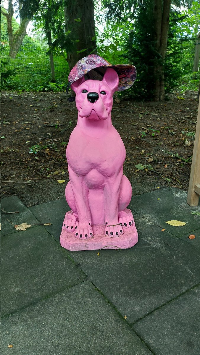 Die Minigolf-Anlage wird von der Bro-Dogge bewacht