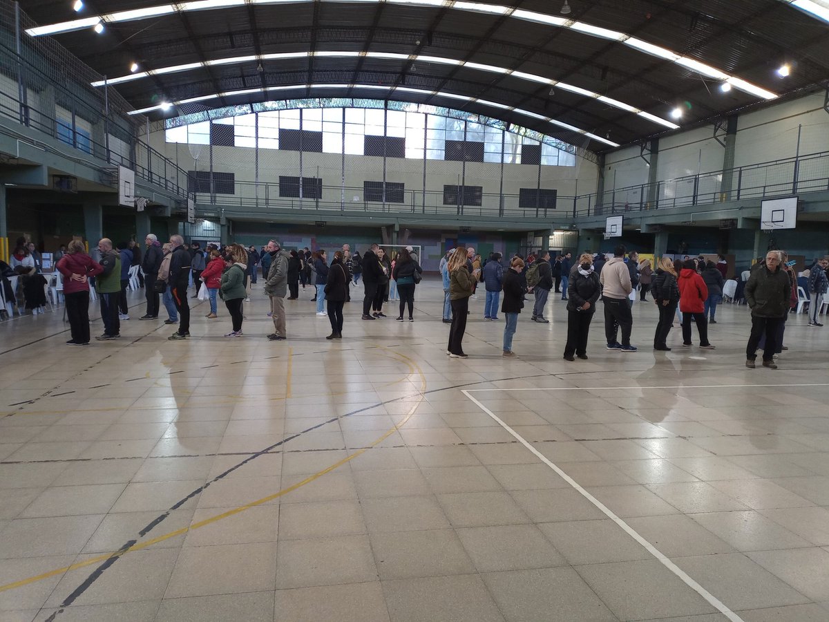 PCdadimaginaria's tweet image. Grandes colas en #ciudad mal funcionamiento de las máquinas.
#Elecciones2023