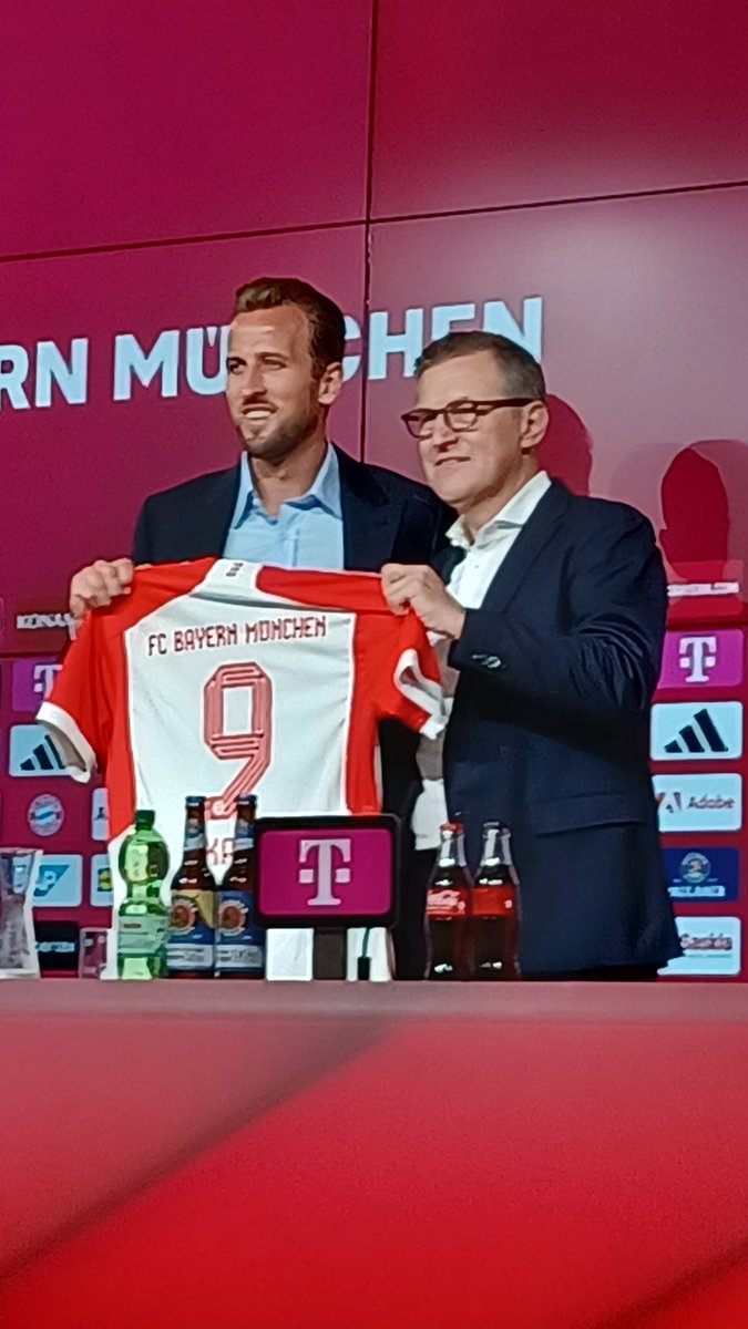 LovellLowdown's tweet photo. Asked Harry #Kane what constitutes success for him at #FCBayern Munich:" For me, it's trying to win every title this season. I think if we get to the end of the season and haven't won every trophy the club will be a little disappointed, including the Champions League" https://t.co/QSSs2PnQDA