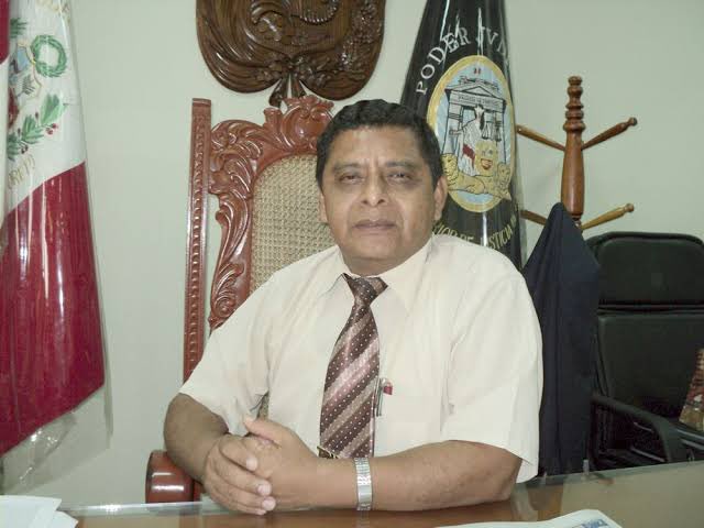 El es el JUEZ ALDO ATARAMA, quien DEJÓ EN LIBERTAD a Lucas Pezo Amaringo, el VIOLADOR de la niña de 11 años de Loreto.
Ya en el pasado dejo libre a otros violadores y bandas criminales, solo googlee su nombre.