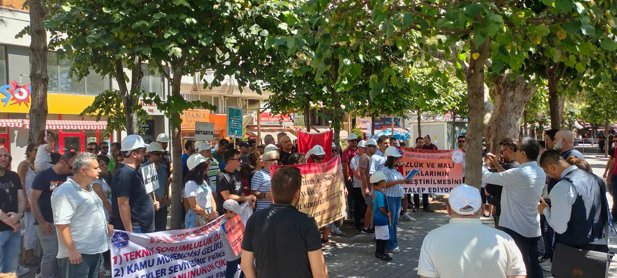 hakankaa82's tweet photo. Eskişehir İlimizde Kamu Mühendislerinin yaşadığı mağduriyeti duyurmak için basın açıklaması yapan meslektaşlarımıza teşekkür ederiz…

#KamuMuhendisiTekSes 

Kamuda görev yapan mühendis, mimar, şehir plancısı ve emeklileri toplu sözleşmede kendileri ile ilgili yer alan maddeleri eksiksiz istiyor!!!

Madde 131 : Teknik sorumluluk ilave ödemesi (Olmazsa Olmaz)
Madde 132 : Meslek kanunu
Madde 61   : Özel hizmet tazminatı
Madde 74   : Ek ödeme oranlarında artış
Madde 85   : Ek özel hizmet tazminatında artış (Arazi Tazminatı)

*İlave emeklilik ödeneği (kamudan emekli olan mühendis, mimar, şehir plancısına ödenek)

@RTErdogan 
@isikhanvedat @memetsimsek @SenturkBilal @farukozcelikgsb @_aliyalcin_ @HBTONBUL @OnderKahveci @BozgeyikKESK @MemurSenKonf @Kamu_Sen
@kaMUhendisleri @Kamuhder