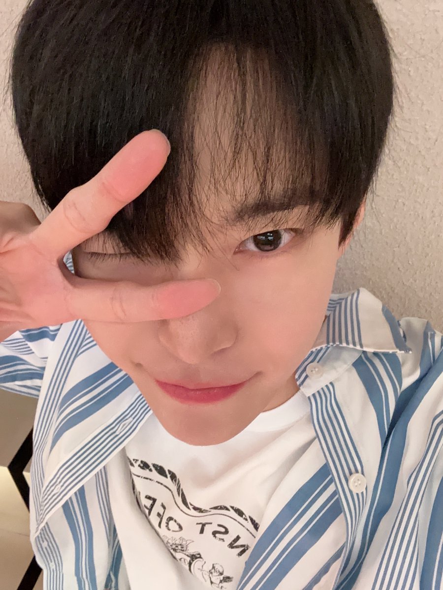 NCTDAOYlNG's tweet photo. Doyoung 💬 

"The photos I promised during the fansign today hehe" https://t.co/mnnViB3NOe