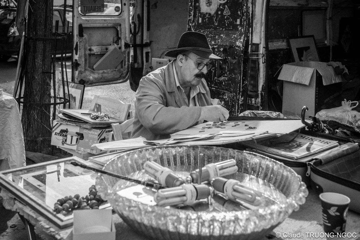 Ctruongngoc's tweet photo. – « Drôles de gens que ces gens-là ! »
#Paris #PucesdeVanves #blackandwhitephotography #streetphotography #Photographie https://t.co/wFarkjftLn
