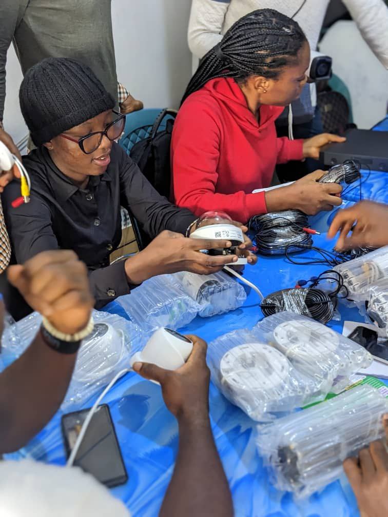 Gwana_Jusline's tweet image. CCTV installation project at a supermarket! As a dedicated networking student, I&apos;m proud to contribute my skills in creating a secure environment. Grateful for the opportunity to learn and grow in this field. #NetworkingStudent #InternshipSuccess #BuildingSafeSpaces
