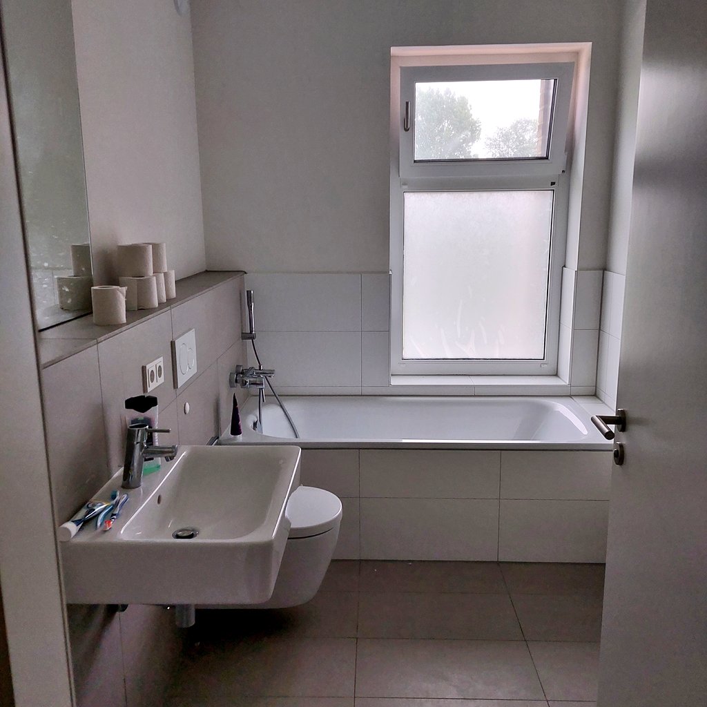 vgermaniu's tweet photo. Как выглядит аренда в €1600 на окраине Гамбурга 🥲 https://t.co/4iXmcqYKus