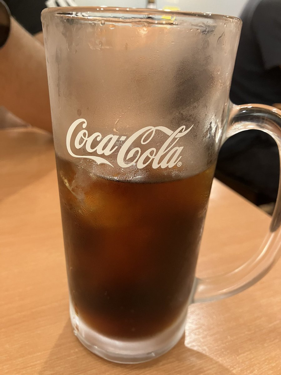 takenokochan_v2's tweet image. 台風怪しいですがインドアでミックスの試合でした！
8-2.8-3.8-3で優勝🏅
砂なしオムニで８ゲームマッチと長い試合でしたがシューズ大活躍でした！
試合で初使用でしたがこれは今後とも活躍してくれそうです🙆‍♀️
禁酒中にてコーラで…乾杯🍻！
#kswiss 
#ケイスイス
#expresslight3 
@dunloptennisjp