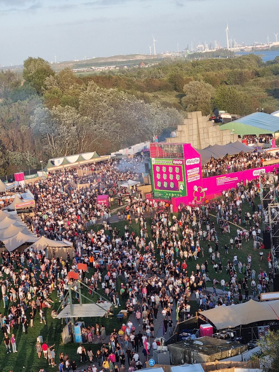 DeniseMauricio8's tweet image. Gisteren ouderwets genoten op Dance Valley! Ferry Corsten draaide weer een heerlijke set. Hup voetjes van de vloer en heupjes los.En nog lekker weer gehad ook. Goede sfeer. Eten en drinken was ook goed geregeld. Jammer geen koffie.
#dancevalley #spaarnwoude #ferrycorsten #tiesto