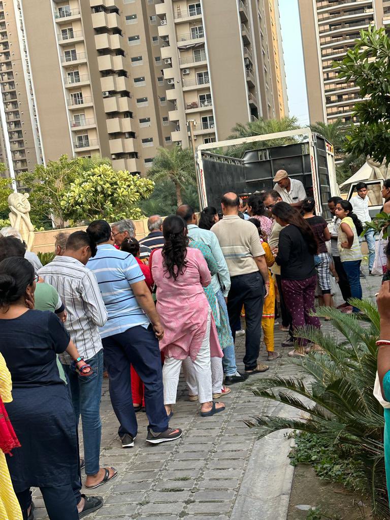Joydas's tweet photo. Somehow this Pic makes me really happy. It shows the reality of people living in Posh Societies, screaming Modi Modi and Amritkaal and banging Thalis. They cry about subsidy to poor people then stand in queue to buy Cheap Tomatoes arranged by Government https://t.co/PIGBzPM5bH