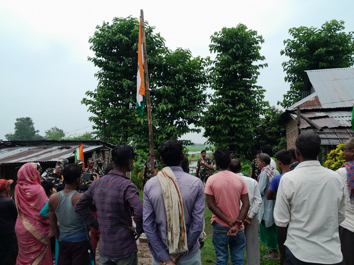 52bnssb's tweet photo. 52वीं वाहिनी सशस्त्र सीमा बल अररिया द्वारा स्वतंत्रता दिवस के शुभ अवसर पर पिलर संख्या - 162 के समिप राष्ट्रीय ध्वज तिरंगा फहराया गया | #PMOIndia #ssbfhq #HMOIndia #AzadiKaAmritMahotsav #HarGharTiranga #MeriMaatiMeraDesh https://t.co/BevfhGLgNJ