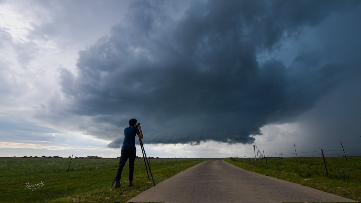 YijingLiu7's tweet photo. An insane classic supercell thunderstorm mesocyclone structure at Hulun Buir city in northeast China!This is a scene of storm chasing which stayed in my fantasy for 4 years and now it comes ture！@MikeOlbinski https://t.co/X67w2JArKH