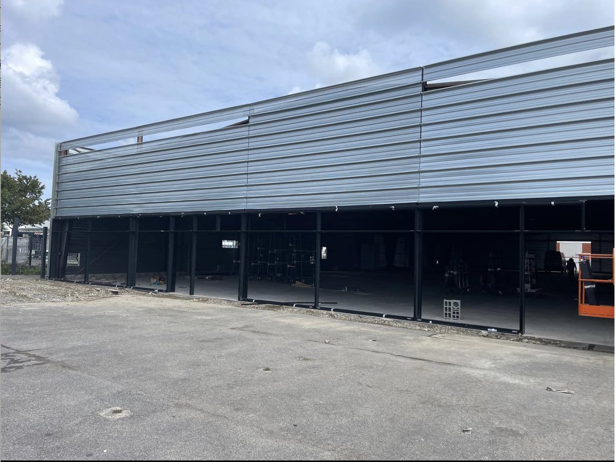 #restaurant : Avancement du #chantier du food hall Dock side 📍151 Rue du Moulin de la Rousselière à Saint-Herblain. Sur 1 850 m2, huit restaurateurs, une microbrasserie, un espace avec des tatoueurs, des barbiers… goo.gl/maps/QQJh3gmA8…