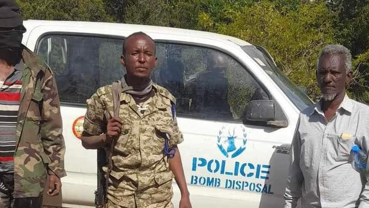 JournalistAadan's tweet photo. #UPDATE; Photos: A Somaliland Police  vehicle that was seized by the Gaanlibah Front in Garhajis village today. This vehicle came to Go'deyrin district as a spy and the rebels caught up with him and the soldiers who were with him ran away according to the locals. https://t.co/Rh19HmSodZ