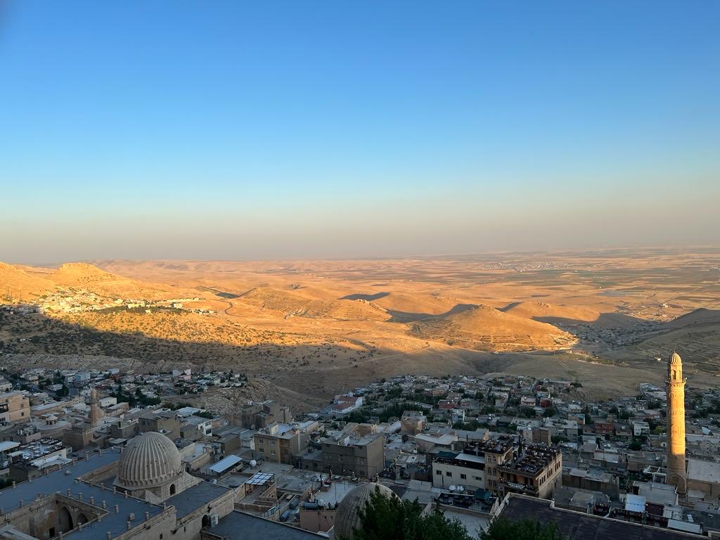 Bir şey istersen insandan isteme, 
Verse minnettir, vermese zillettir.

Sen Allah'tan iste, 
Verse nimettir, vermese hikmettir.

Mevlana Celaleddin Rumi