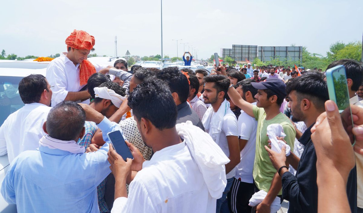 DeependerSHooda's tweet photo. आज नरवाना जाते हुए रास्��े में जगह-जगह हुए अभूतपूर्व स्वागत का दिल से आभार! https://t.co/8OgQ0x3pyJ