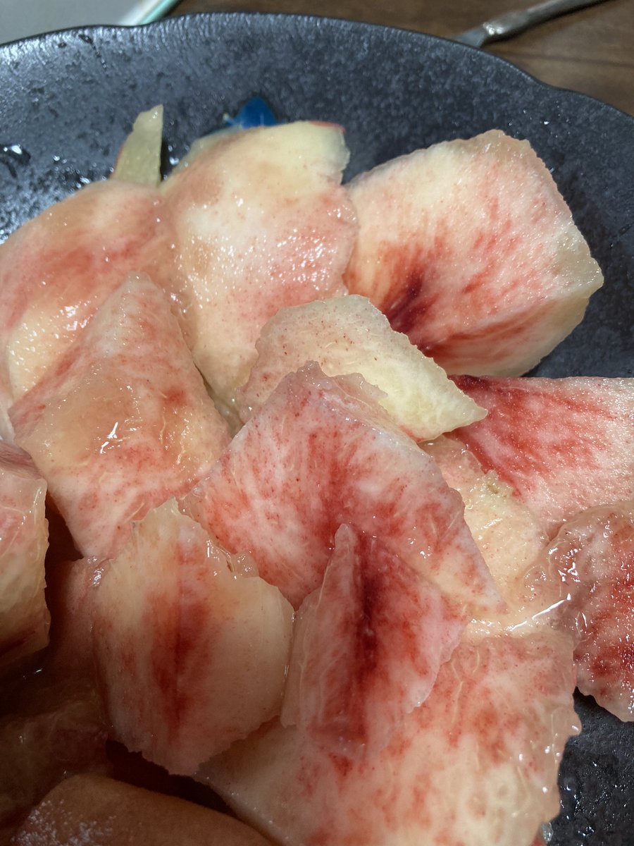 Minkaina's tweet photo. 新盆🥒🍆
ごちそうさまでした
家族でお迎えしました
美味しかったです！
みーちゃん唐揚げも大好評
次回はBBQの時に作るよー
#ハマ寿司 
#お盆限定メニュー 
#福島の桃は最高 https://t.co/YEDid1cjSO