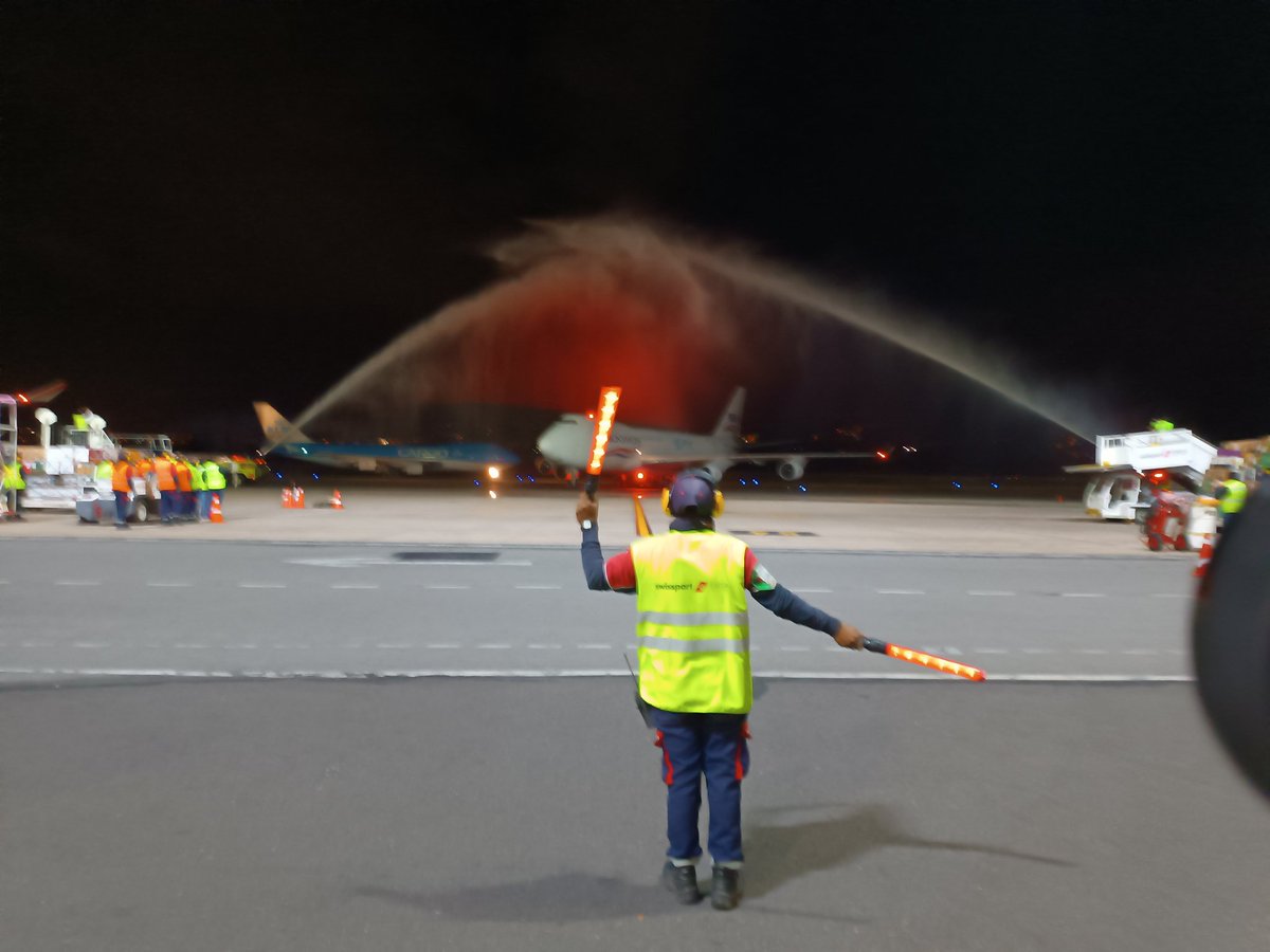 AeropuertoUIO's tweet photo. ¡Ayer, en el #AeropuertoUIO, dimos la bienvenida con un arco de agua a la aerolínea carguera Silk Way West Airlines con sede en Bakú, Azerbaiyán! Este majestuoso Boeing 747-8F transportará nuestras hermosas flores hacia Asia Central.
🌹📦✈️
¡Celebremos juntos esta gran noticia! https://t.co/1zowv1K1wG