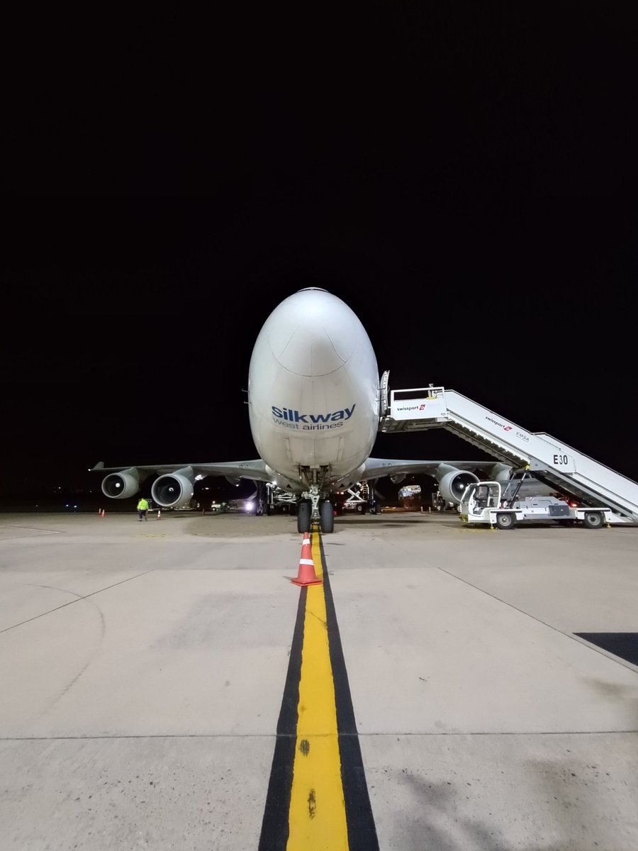 AeropuertoUIO's tweet photo. ¡Ayer, en el #AeropuertoUIO, dimos la bienvenida con un arco de agua a la aerolínea carguera Silk Way West Airlines con sede en Bakú, Azerbaiyán! Este majestuoso Boeing 747-8F transportará nuestras hermosas flores hacia Asia Central.
🌹📦✈️
¡Celebremos juntos esta gran noticia! https://t.co/1zowv1K1wG