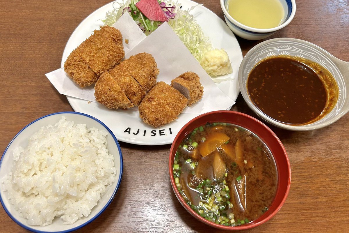 gourmet_nagoya's tweet photo. 【100日連続で名古屋めし生活 6日目】
中村公園西の『八千代味清』は60年以上愛される豚カツの名店。

厳選された豚の名代ヒレかつはサクッと薄い衣と柔らかジューシーな肉質がクセになる逸品

あま市産豆味噌などを使用した味噌カツ用のタレは甘み・香りは際立っているのに重たすぎない美味しさです。 https://t.co/YqGO3n4lNO