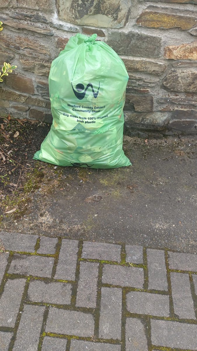 Gorey Tidy Towns managed to fill this bag full of litter while out on a #2MinuteStreetClean. Have you tried it yet? Set a timer, take a picture and show us what you pick up!

#SDGsIrl #SpringClean23 #NationalSpringClean #Wexford