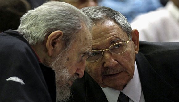 MMarreroCruz's tweet photo. #Raúl: "#Fidel es Fidel y no precisa de cargo alguno para ocupar por siempre un lugar cimero en la historia, en el presente y en el futuro de la nación cubana".
#FidelVive 🇨🇺 https://t.co/D0WpSTQkwB