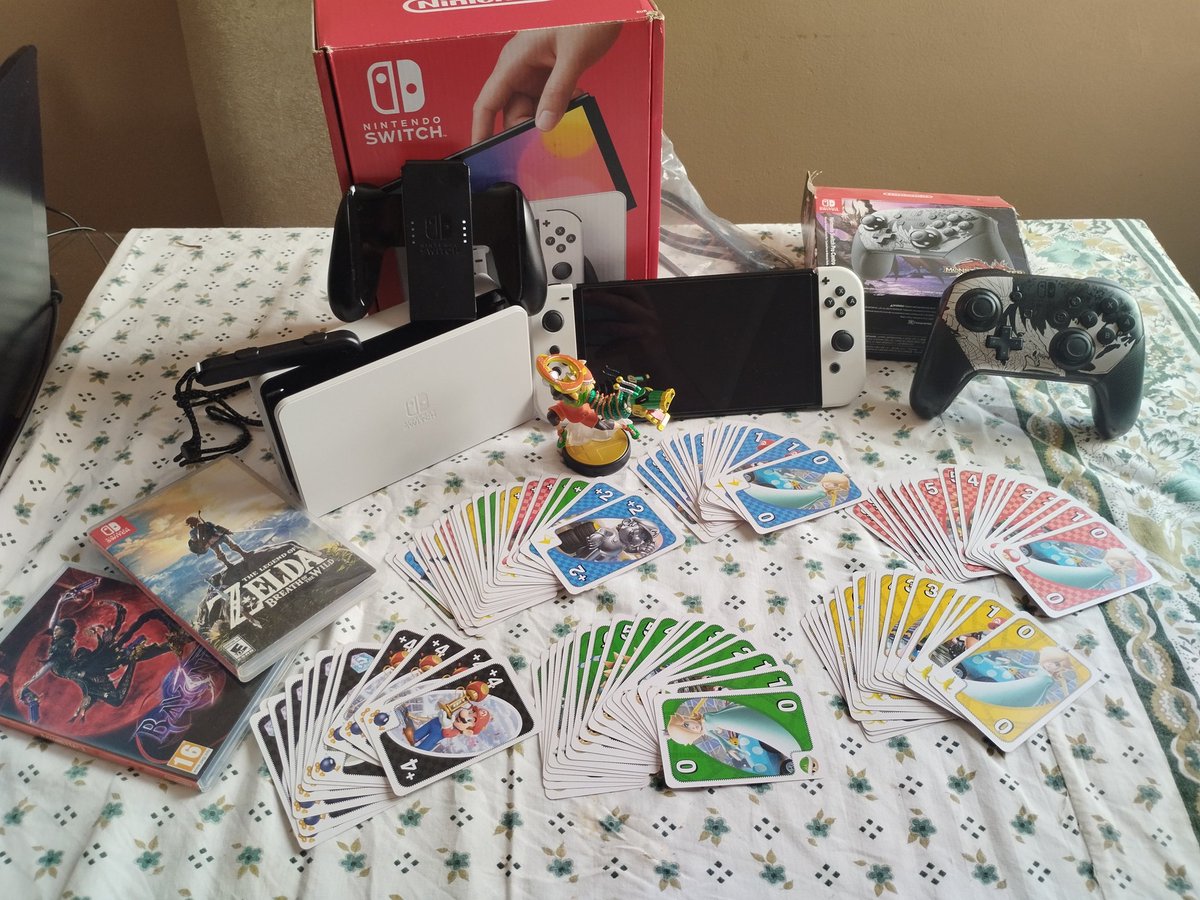 Bom dia, por necessidade preciso vender meu switch então estou vendendo esse "bundle" com tudo q está na foto.
Nintendo switch Oled
Pro controller MH Rise Sunbreak
Jogos Bayonetta 3 e Zelda BOTW
Amiibo Mim Mim
Uno temático do Mário Kart
Aquela ajuda no RT é bem vinda 😁
Valor +