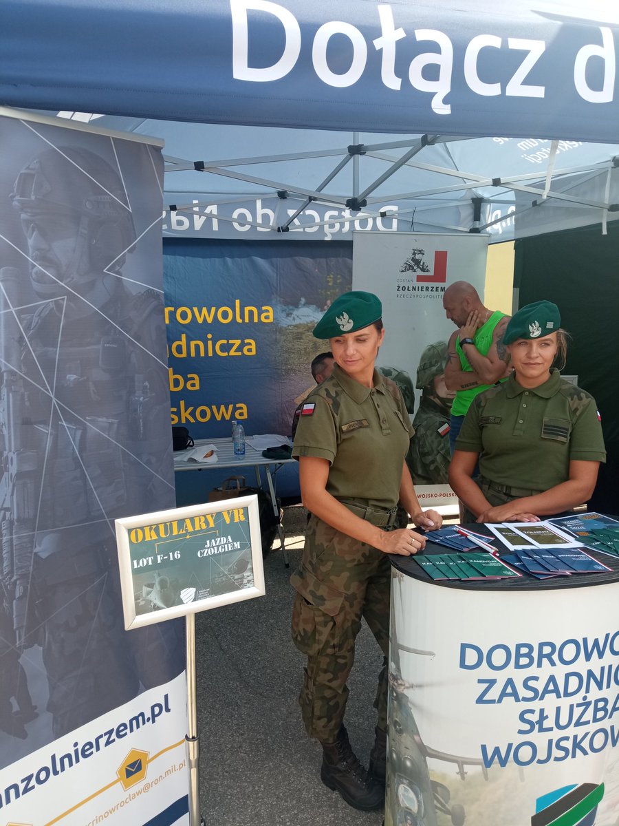 WCRInowroclaw's tweet photo. Chcesz poczuć się jak pilot F-16 lub zobaczyć jak wygląda jazda czołgiem LEOPARD⁉️ Odwiedź Mobilny Punkt Rekrutacyjny WCR Inowrocław. Mamy dla was mega atrakcje Okulary VR ‼️ #SilnaBialoCzerwona w #Barcin🇵🇱🇵🇱🇵🇱 https://t.co/aJWLfDpN1k