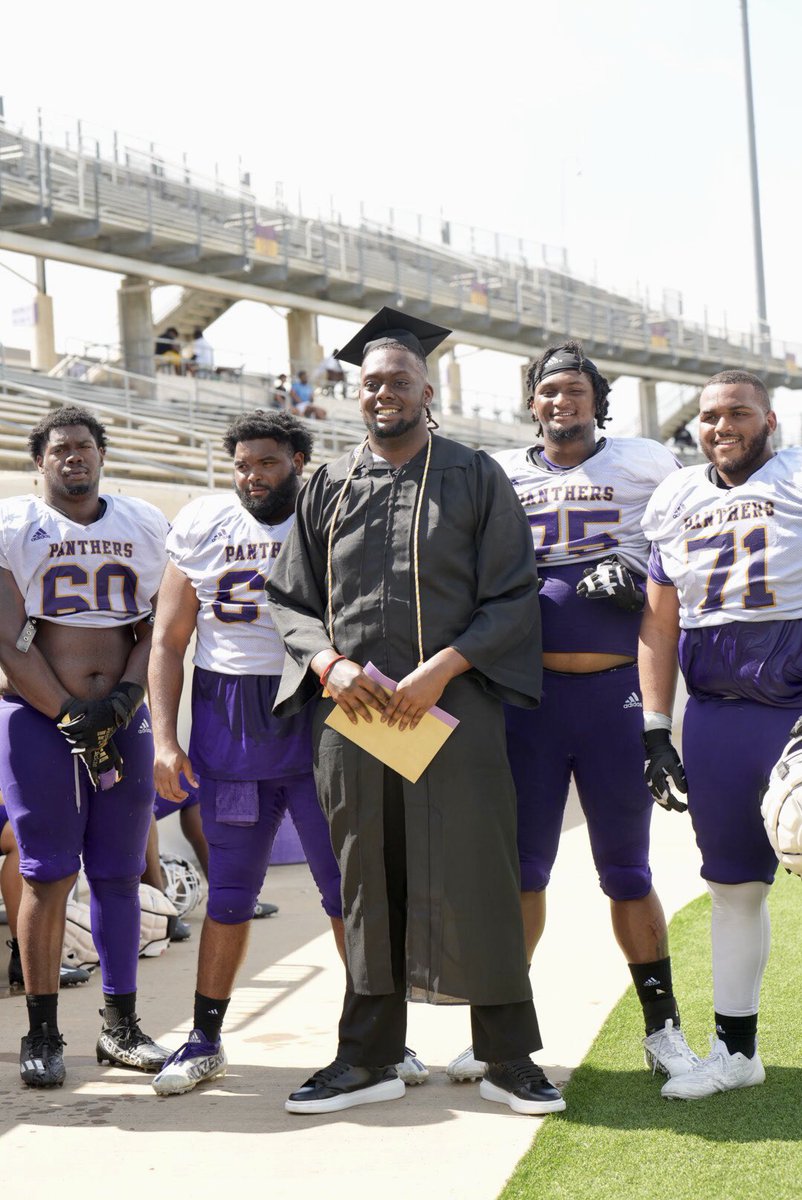 pvamufb_'s tweet photo. Congratulations to Keyshawn Johnson and Allen Jones Jr. on graduating yesterday🫡. 
Thank you for your contributions on and off the field as both athlete and student! 
Now let’s get ready to play some ball 🏈💜 !!

#PvAlumni | #PvNation https://t.co/K6Yp52eneO