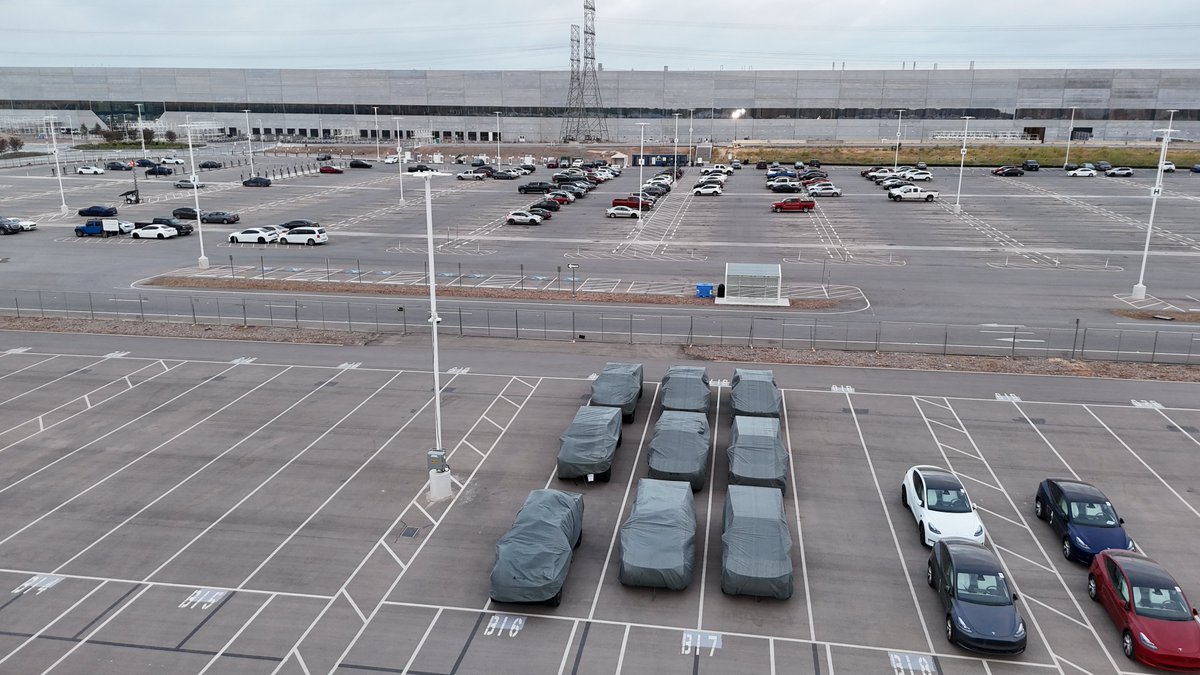 JoeTegtmeyer's tweet photo. Can anyone help me identify what these vehicles are? All NINE are covered up so it's really hard to tell. They are in the outbound transportation lot at Giga Texas if that helps any!
@greggertruck
@SERobinsonJr
@esherifftv
@robmaurer https://t.co/HrkHz2SBW2