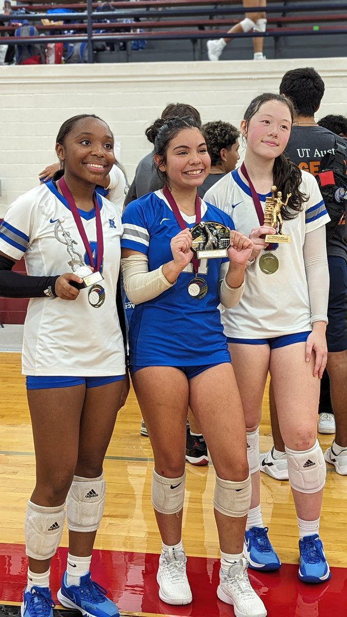 jbutta1010's tweet photo. 👇🏽This past 3 days of HS volleyball, wow, it's been an amazing and exciting experience. The girls high school team won their championship, and Jayde was rewarded with tourney MVP. They are flying high, and grinding out results. So proud! 🏐🏆💪🏽 #Rohawks #GirlDad #GrindSzn https://t.co/bX9h2bwtTW
