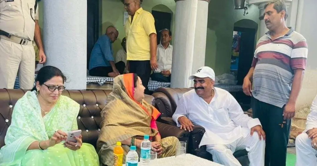 MLA_AnantSingh's tweet photo. आज हमारे पैतृक गांव नदवां में परिवार के बेहद करीबियों में से एक श्री कंजय सिंह जी की स्व. चाची जी की श्रद्धांजलि सभा में उपस्थित होकर पुष्प अर्पित किये। बाबा परशुराम पुण्यात्मा को अपने श्री चरणों में जगह दें।।🙏
#AnantSingh #NeelamDevi
#ChoteSarkar #Bihar
#Mokama #Nadwan https://t.co/rS2dTrnA17