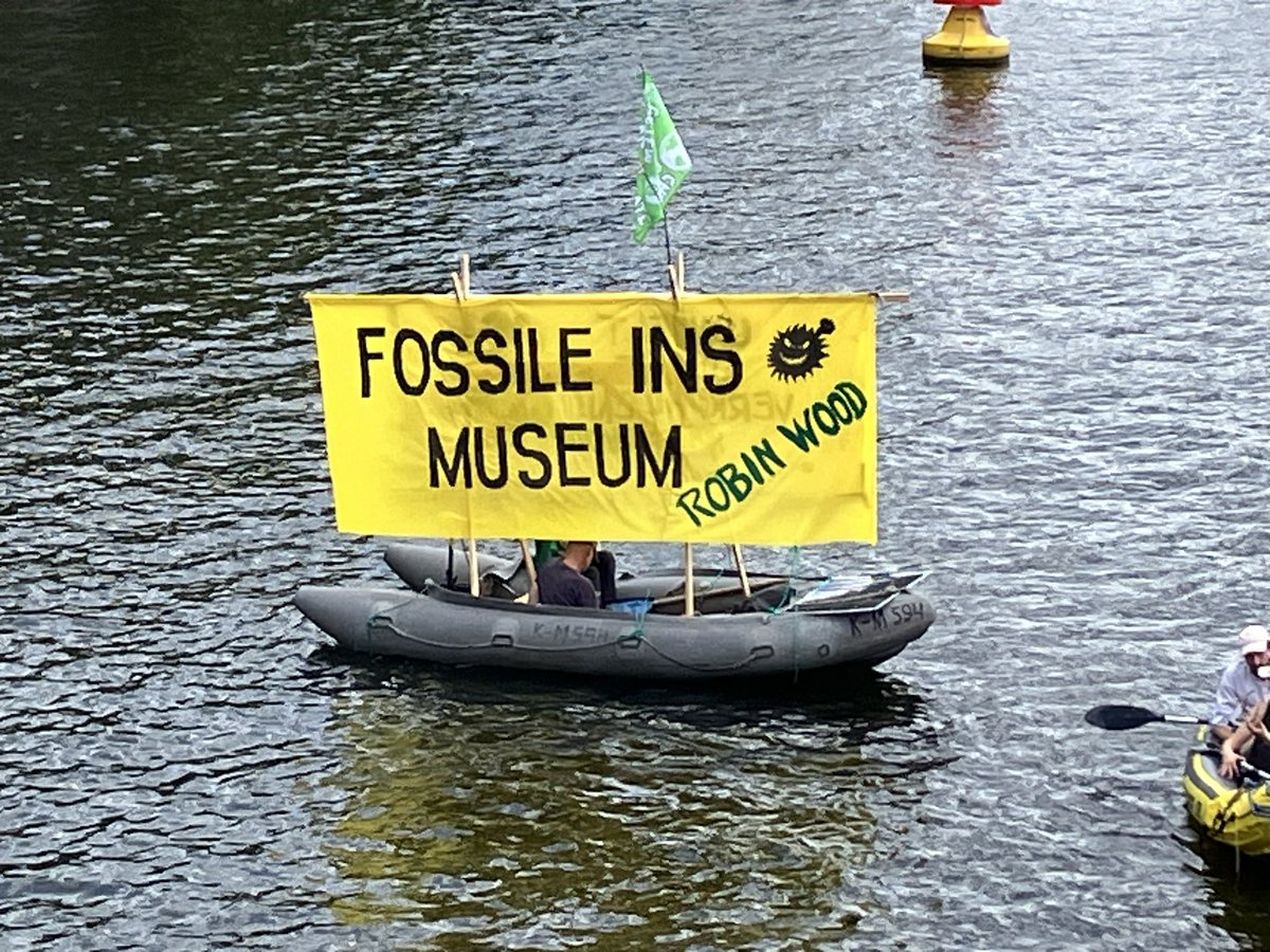 blackgreenrevol's tweet photo. Mit Dutzenden Kanus, Kajaks, Flößen, Booten und den Schlauchboot von @RoWo_Berlin auf der #ClimateAndBoat in Berlin. 💪

#ClimateJustice #EndFossilNow #BerlinErneuerbar #SystemchangeNotClimachange #Erneuerbare https://t.co/TkEswQCYCB