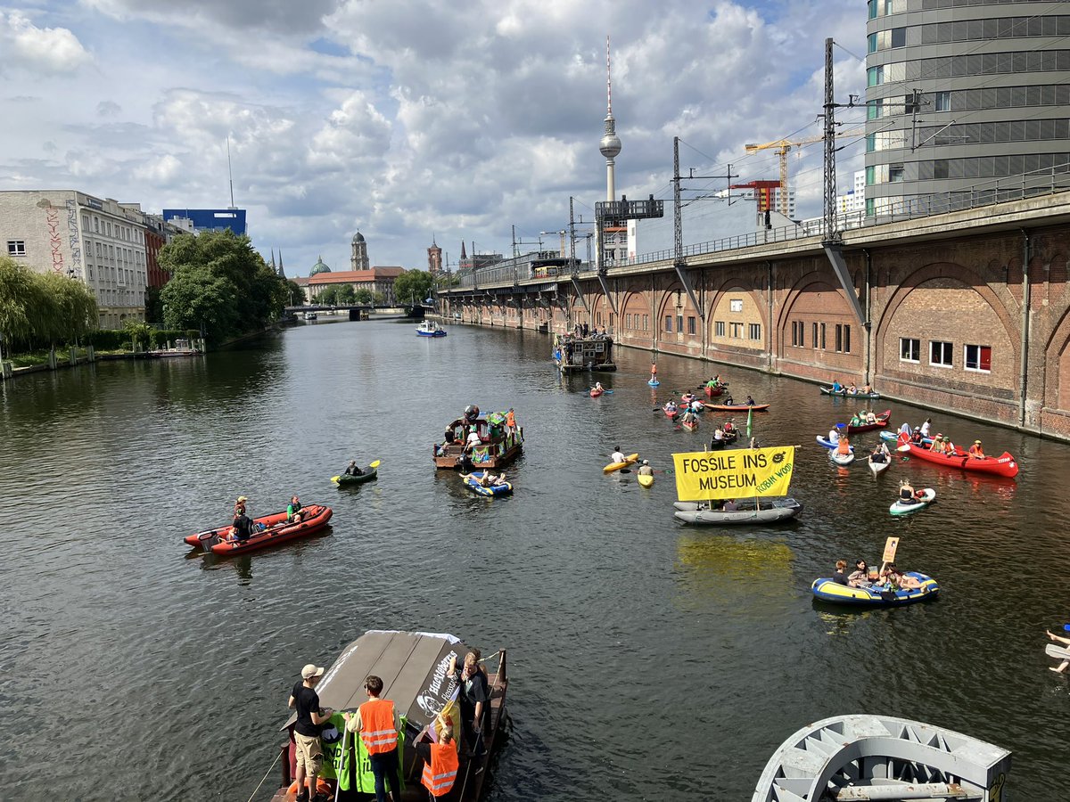 blackgreenrevol's tweet photo. Mit Dutzenden Kanus, Kajaks, Flößen, Booten und den Schlauchboot von @RoWo_Berlin auf der #ClimateAndBoat in Berlin. 💪

#ClimateJustice #EndFossilNow #BerlinErneuerbar #SystemchangeNotClimachange #Erneuerbare https://t.co/TkEswQCYCB