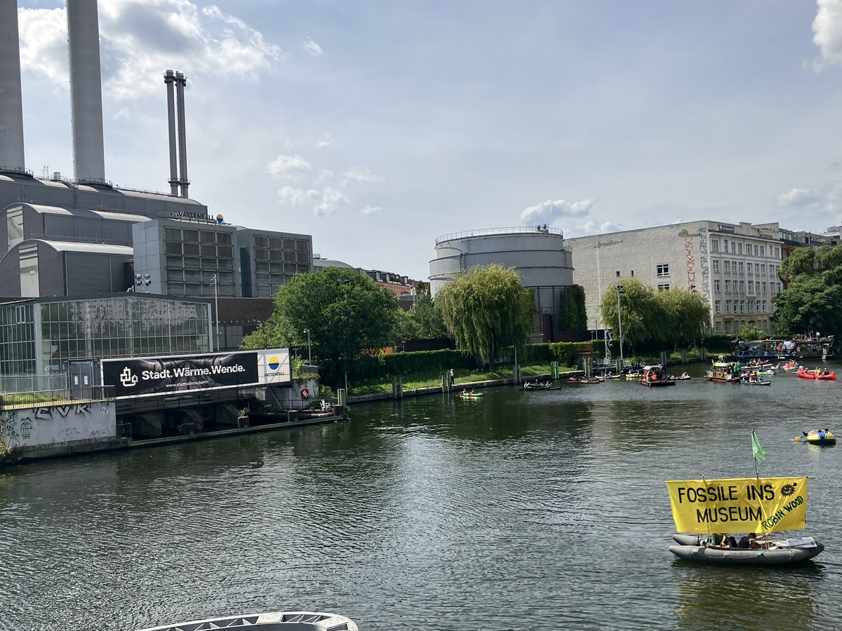 blackgreenrevol's tweet photo. Mit Dutzenden Kanus, Kajaks, Flößen, Booten und den Schlauchboot von @RoWo_Berlin auf der #ClimateAndBoat in Berlin. 💪

#ClimateJustice #EndFossilNow #BerlinErneuerbar #SystemchangeNotClimachange #Erneuerbare https://t.co/TkEswQCYCB