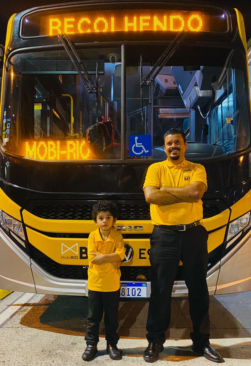 o_natega's tweet photo. e minha mãe que vestiu meu irmão de motorista de brt pra combinar c pai dele https://t.co/LS5MSFRAmJ