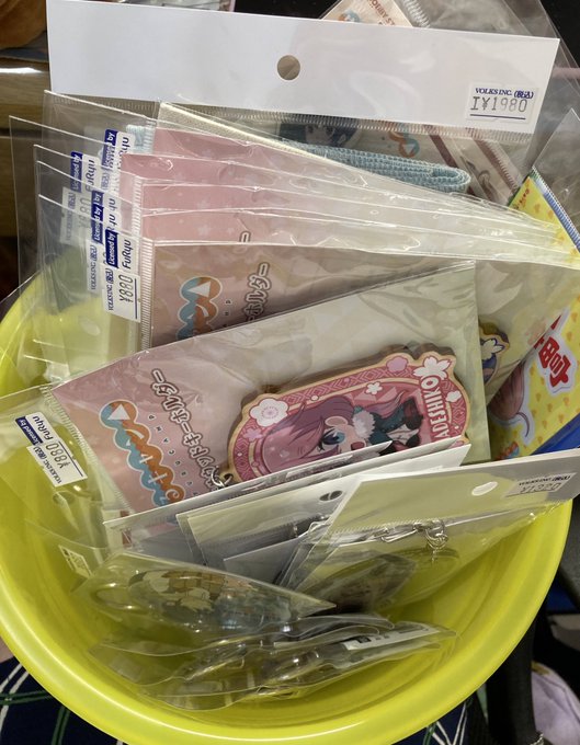 先日コミケ終わった後、アキバのボークスに寄りました。 ゆるキャンのグッズのみで45000円ほど購入し、店員さんが怯えていました。  アニメイトとラジオ館も含めると、この日だけでゆるキャンに6万は使ったかもしれない。いいか皆。ゆるキャンの箱推しだけはやめておけよ。こうなるからな。へっへっへ