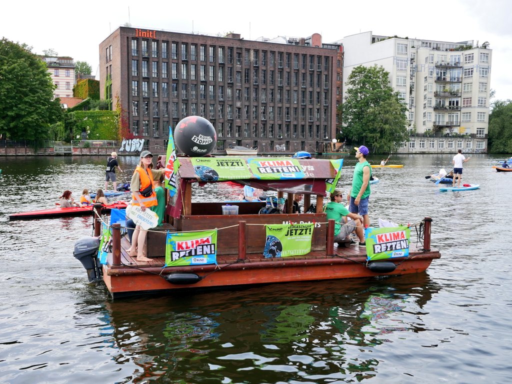 klimaneustart's tweet image. Die Berliner Zivilgesellschaft setzt heute mit der #ClimateAndBoat ein Zeichen für eine sozial- und klimagerechte Energiewende! 💚

Die Politik muss endlich ins Handeln kommen!
#AGH
#Wärmewende
