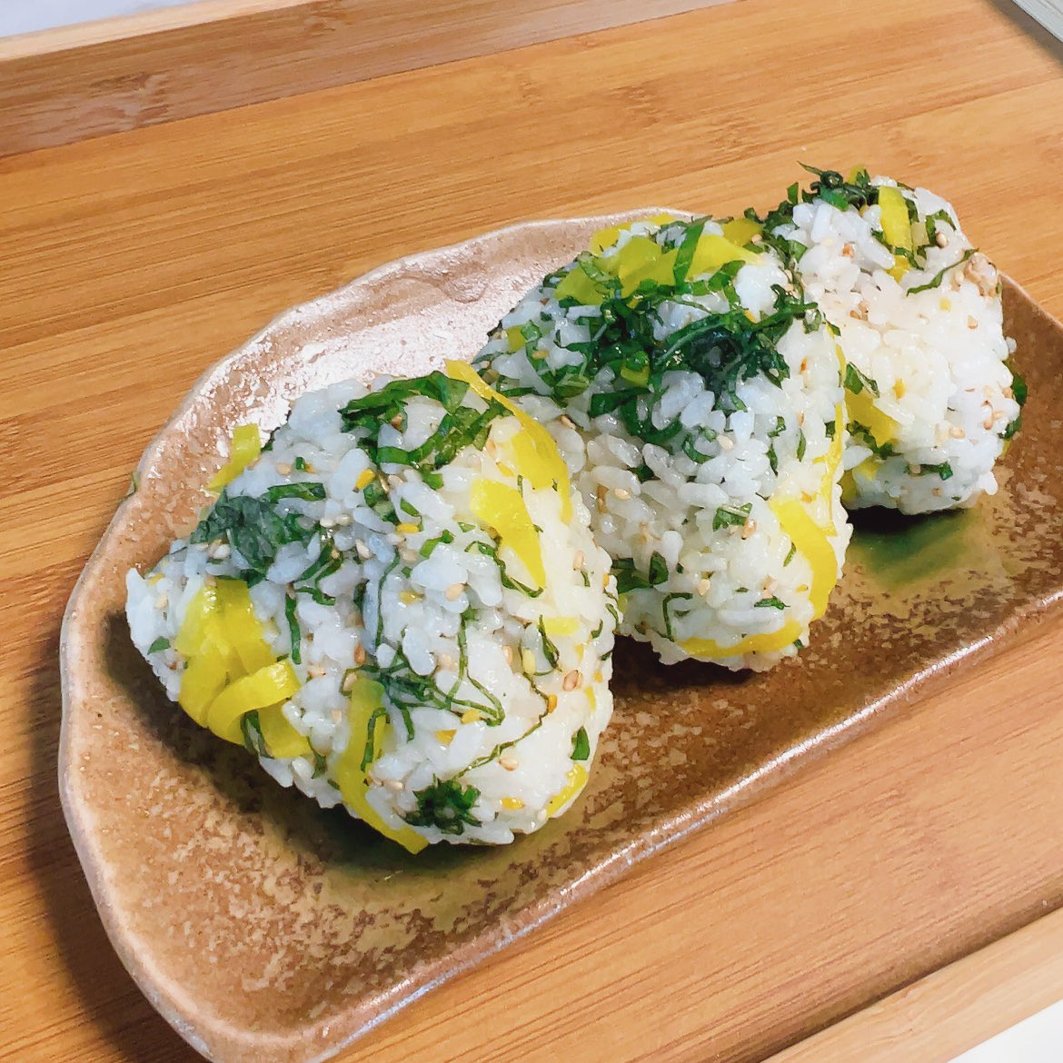 emiry_oinari's tweet photo. うちのばあちゃんの「夏バテしたならこれ食っときゃ直るおにぎり🍙」

コリコリ沢庵に大葉の夏っぽ感がたまらんのよ！「いや〜ばぁちゃん食欲ないよー」とか言いながら毎度ペロリと完食しちゃう🍙 https://t.co/M5NlOfyw7u