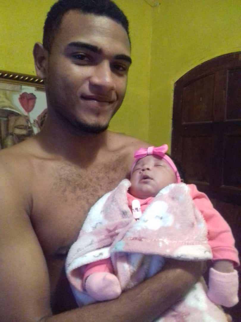 PretinhaLarii's tweet photo. Olha como o mundo é covarde , tirou você de mim . 🎼🖤🥀😭😭 
Feliz dia dos pais vacilão , você merece toda homenagem pelo pai que sempre foi pra nossa filha 💔😭 https://t.co/1TBayWKlmj