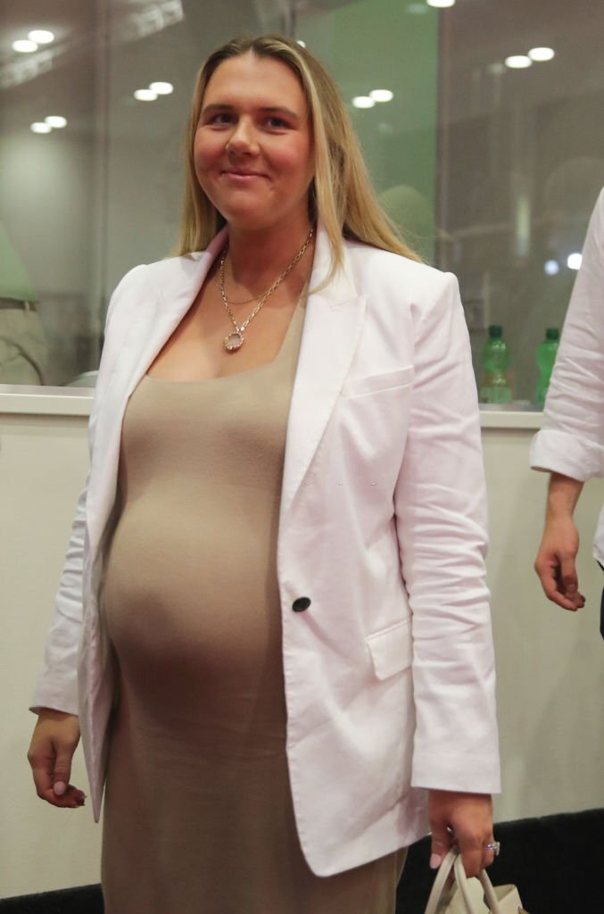 ItsAWagWagWorld's tweet photo. Heavily pregnant #KateGoodland sits next to her parents-in-law during the official press conference announcing #HarryKane signing with #BayernMunich at Presse Club of Allianz Arena on August 13. #TottenhamHotspur https://t.co/bgbEWOOLlf