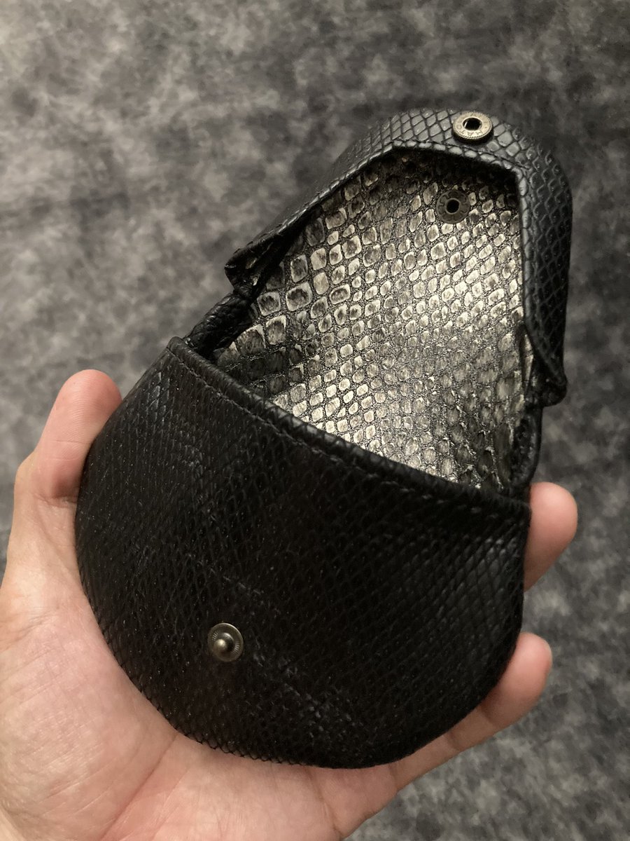 Yamo0041's tweet photo. 完成！
スネーク型パース"SNURSE"
今回はノーマルシリーズより黒蛇モデルを２匹同時に作りました。

外装は黒いスネーク型押し革。
内装はシルバーの型押し革。

このヴィランズ感…！
堪らないねぇ…😈🖤🐍🐍

#SNURSE
#レザークラフト
#黒蛇 https://t.co/lKqT1cQm9k