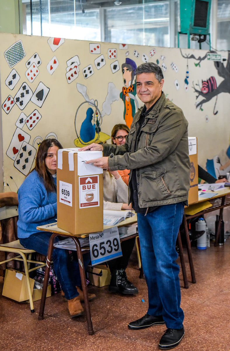 Con mucha felicidad, esta mañana, fui a votar a la Escuela Lenguas Vivas de Palermo. Hoy es un gran día para nuestra Ciudad. #YaVoté
