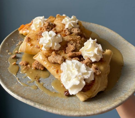 Yayyyy…..it’s pancake day! Starting with this fabulous Apple Crumble crêpes! Don’t miss out!