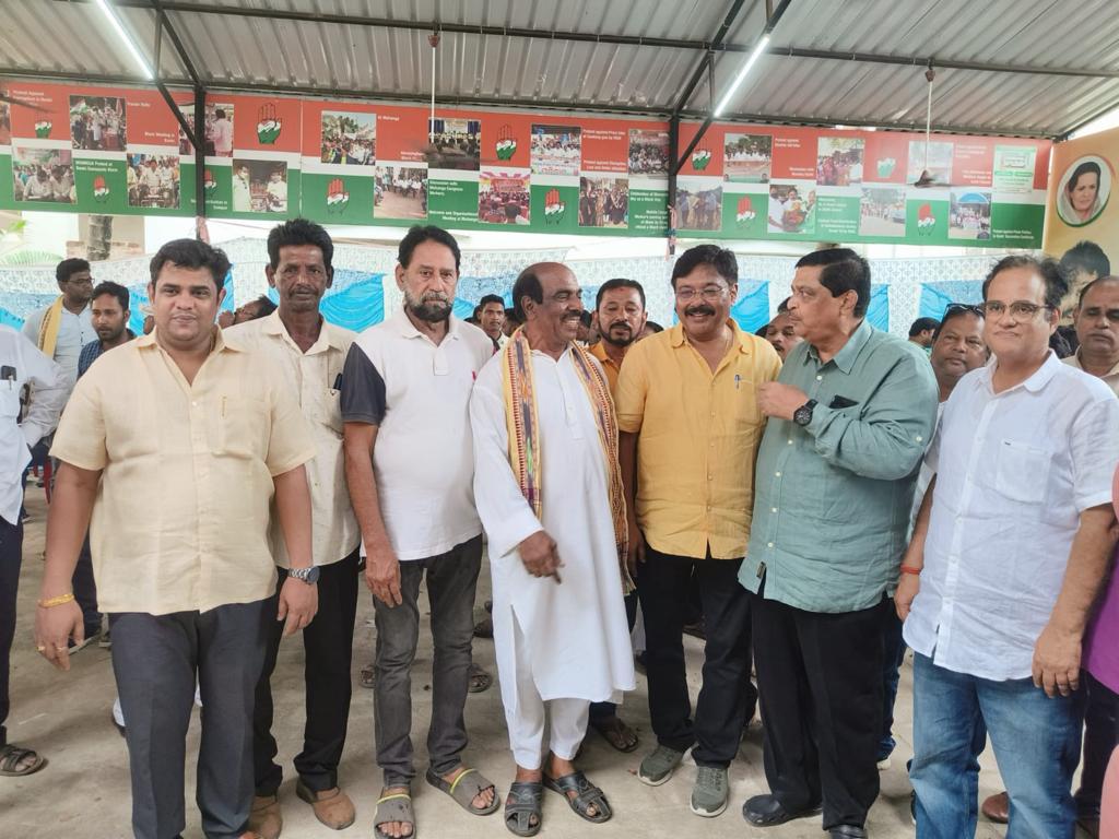BiplabSiladitya's tweet photo. ଆଜି କଟକ ଜ଼ିଲ୍ଲା କଂଗ୍ରେସସ କାର୍ଯ୍ୟାଳୟରେ l
#CuttackCongress #RahulGandhi
#YouthCongress #NSUI https://t.co/RvFjyOFrXg