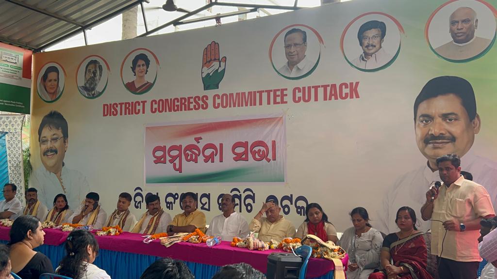 BiplabSiladitya's tweet photo. ଆଜି କଟକ ଜ଼ିଲ୍ଲା କଂଗ୍ରେସସ କାର୍ଯ୍ୟାଳୟରେ l
#CuttackCongress #RahulGandhi
#YouthCongress #NSUI https://t.co/RvFjyOFrXg