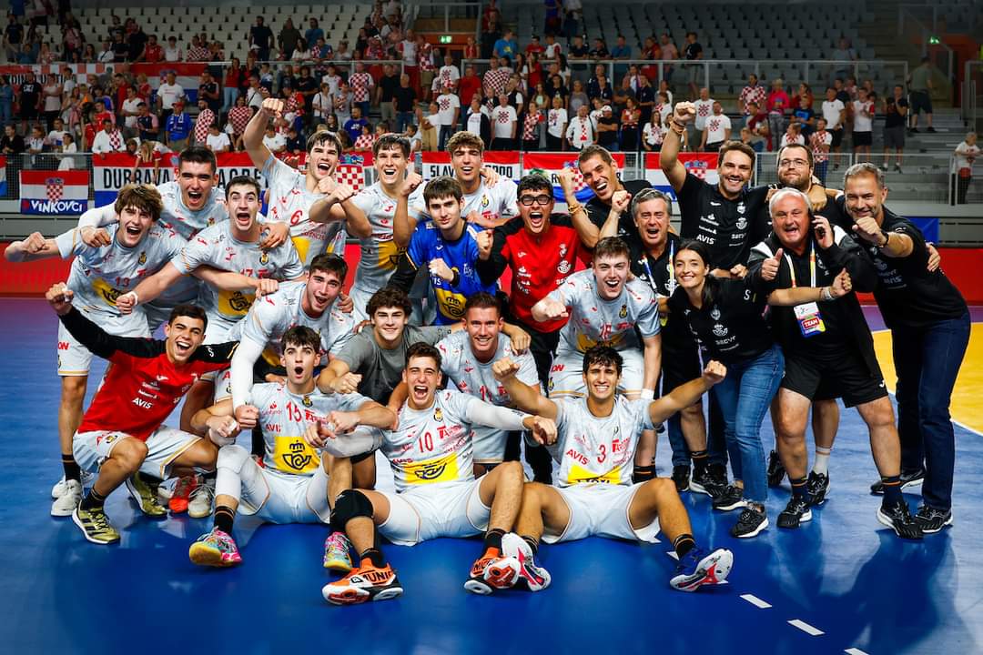 DiegojedaNC's tweet photo. Orgulloso de dos chicos de #GranCanaria como son @e_condee y #AlbertoDelgado.
Hoy junto al resto de #HispanosJuveniles disputarán la Final del 🏆 Campeonato del Mundo U19 #Croatia2023 @ihf_info
🆚 España 🇪🇸 : 🇩🇰 Dinamara
⏰ 19:00 h🇮🇨
📺 https://t.co/mHYPOJjT5D https://t.co/ByILtTUvUe