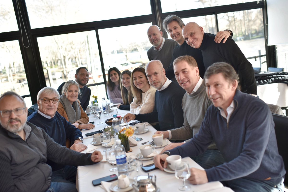 horaciorlarreta's tweet photo. Empezando el domingo desayunando con este gran equipo 💪🏼 Hoy todos a votar 🗳️ https://t.co/gCZMJI02kc