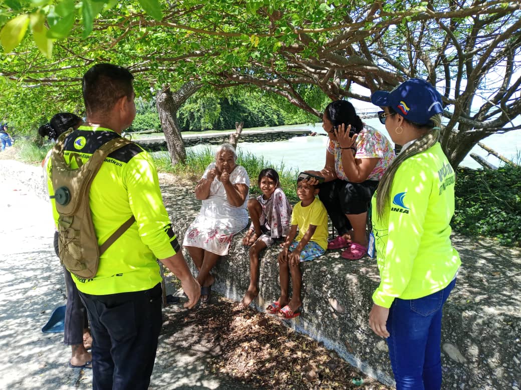 inea_venezuela's tweet photo. #13Ago #VacacionesSegurasINEA
La @Capiptolaceiba realiza inspección a la franja lacustre, dicta charlas de conciencia acuática y patrullajes de vigilancia y control.
#ComprometidoconlaVenezuelaAzul https://t.co/JGERdyrRaC