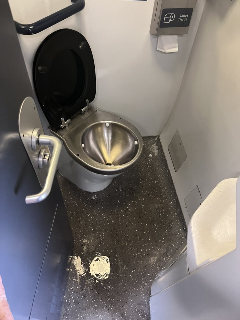 wineloon tweet media