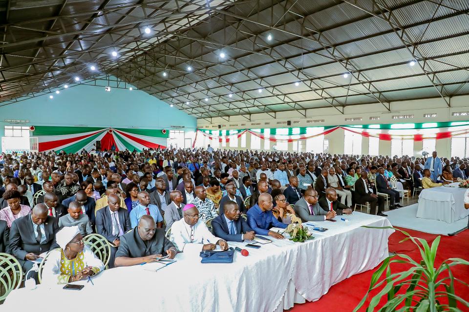 BurundiGov's tweet photo. #Burundi,les natifs de la nouvelle province de #Bujumbura réunis à @MukazaC sous les auspices de SE le 1er Ministre, Lt-Gén Pol #Ndirakobuca_Gervais ,lui aussi natif,pour se préparer à l'entrée effective de tous les natifs dans cette nouvelle province comme un seul homme. https://t.co/d3jrdE1Bd2